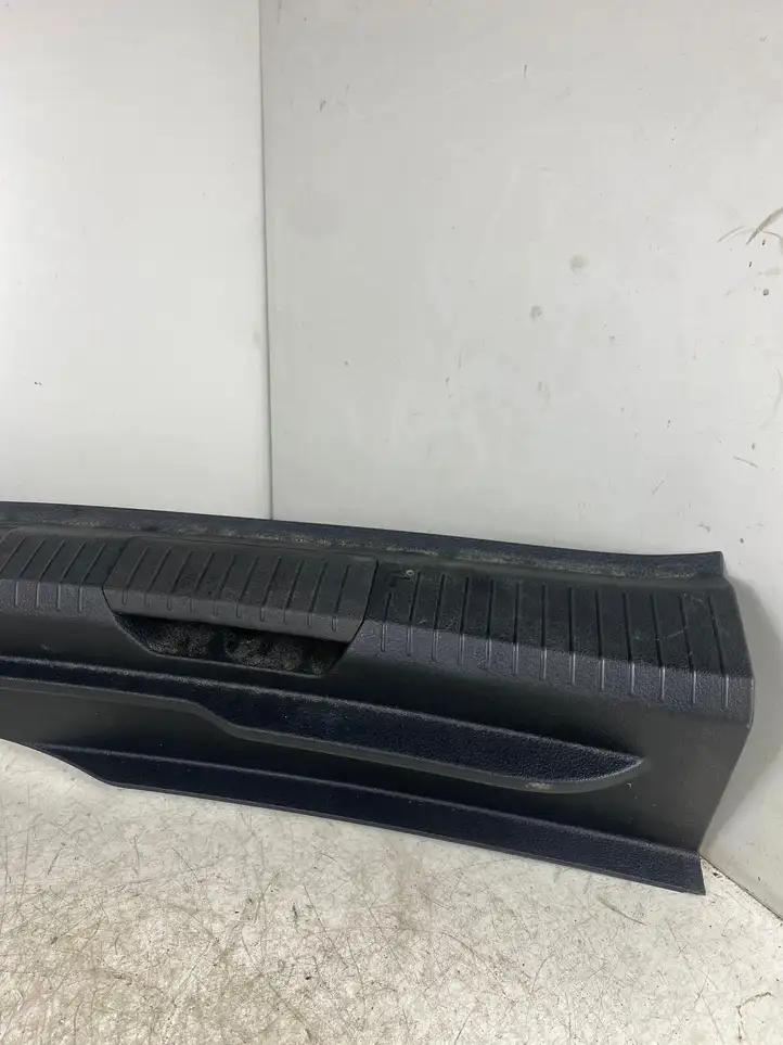 Volkswagen Golf VII (2013 - 2019) 5G9863459A Отделка порога багажника — фото 2