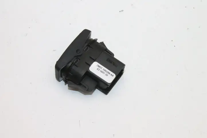 Ford Kuga I (2008 - 2012) 7M5T19H288AA Кнопка фаркопа в багажнике — фото 2