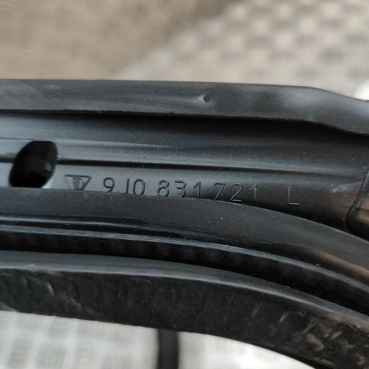 Porsche Taycan 9J1 (2019 - )  9J0831721 Уплотнительная резина передней двери (на дверях)