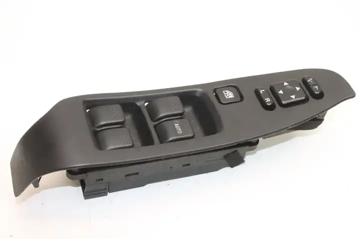 Subaru Legacy (1999 - 2003) 83071AE001 Кнопка фаркопа в багажнике — фото 1