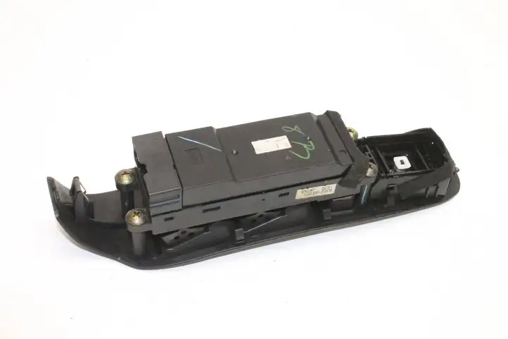 Subaru Legacy (1999 - 2003) 83071AE001 Кнопка фаркопа в багажнике — фото 4