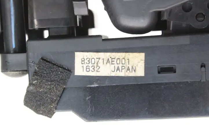 Subaru Legacy (1999 - 2003) 83071AE001 Кнопка фаркопа в багажнике — фото 6