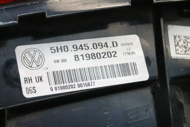 Volkswagen Golf VIII (2019 - ) 5H0945094D Задний фонарь в крышке багажника — фото 9