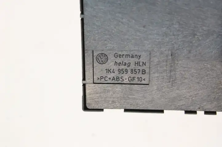 Volkswagen Tiguan (2007 - 2011) 1K4959857B Кнопка фаркопа в багажнике — фото 3