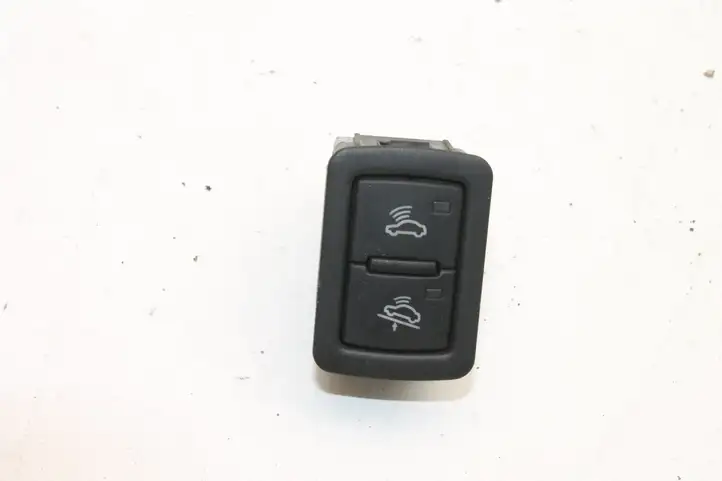 Audi TT Mk1 (2003 - 2006) 4F0959527 Кнопка фаркопа в багажнике — фото 1