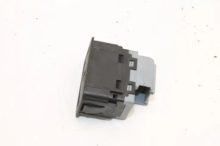 Audi TT Mk1 (2003 - 2006) 4F0959527 Кнопка фаркопа в багажнике — фото 2