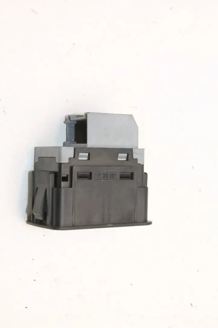 Audi TT Mk1 (2003 - 2006) 4F0959527 Кнопка фаркопа в багажнике — фото 3
