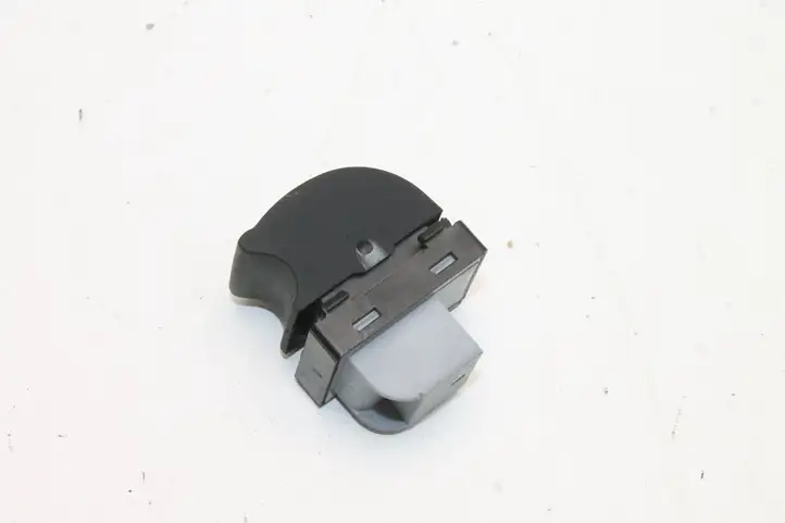 Audi TT Mk1 (2003 - 2006) 8E0959855 Кнопка фаркопа в багажнике — фото 2