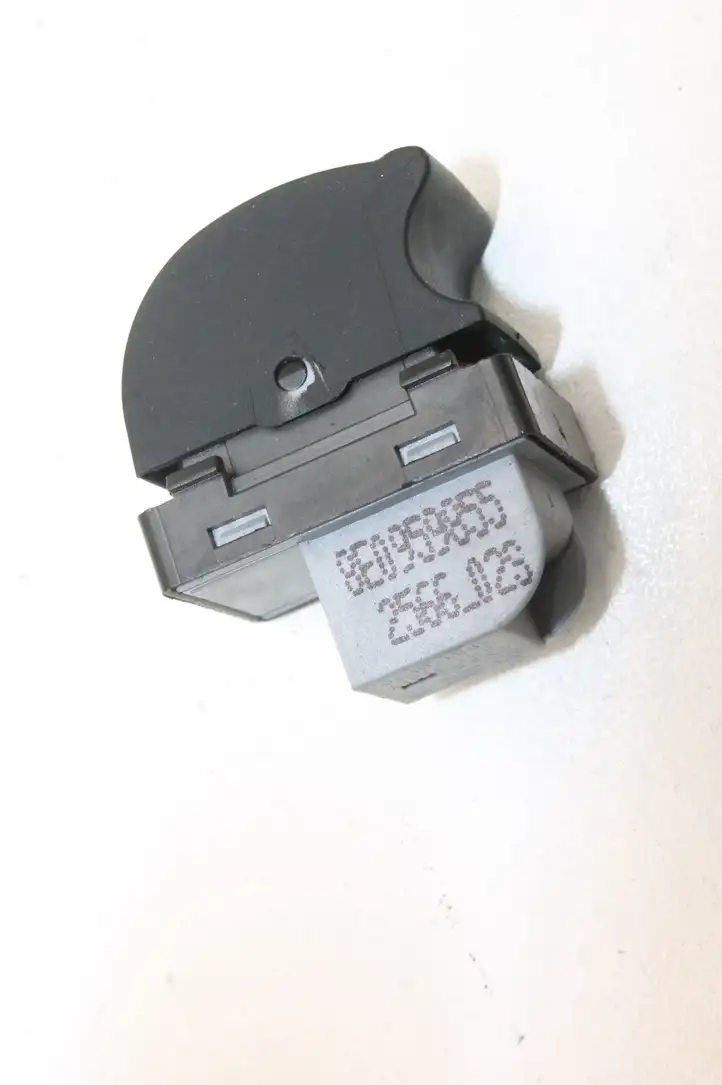 Audi TT Mk1 (2003 - 2006) 8E0959855 Кнопка фаркопа в багажнике — фото 3