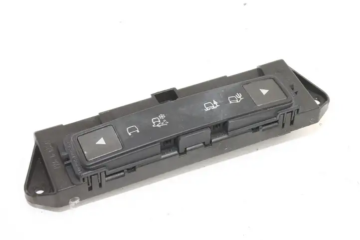 Land Rover Range Rover Evoque L538 (2015 - 2018) GJ3214B596AA Кнопка фаркопа в багажнике — фото 1