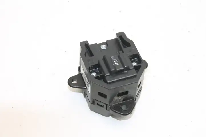 Land Rover Range Rover Evoque L538 (2015 - 2018) BJ3214K147BE Кнопка фаркопа в багажнике — фото 2