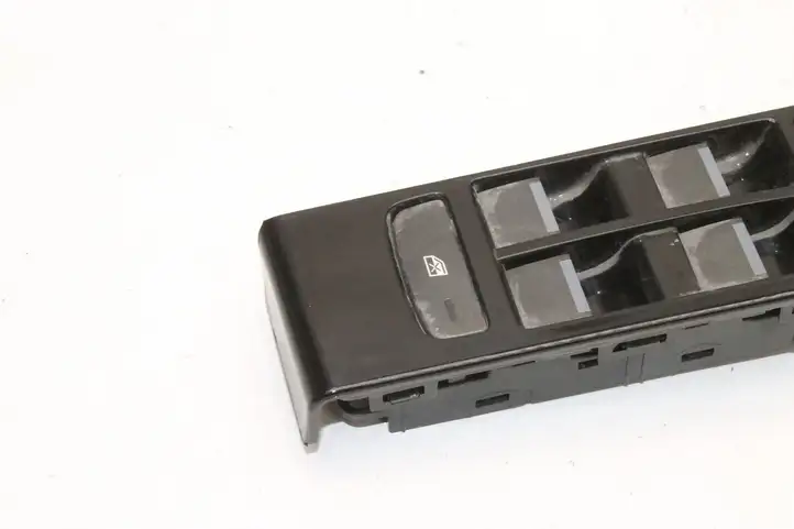 Land Rover Range Rover Evoque L538 (2015 - 2018) GJ3214540AB Кнопка фаркопа в багажнике — фото 2
