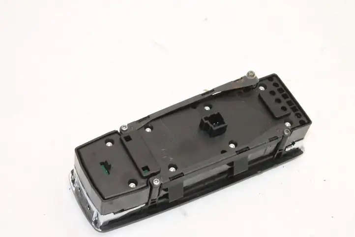 Mercedes-Benz CLA C117,X117,W117 (2013 - 2019) 1669054300 Кнопка фаркопа в багажнике — фото 4