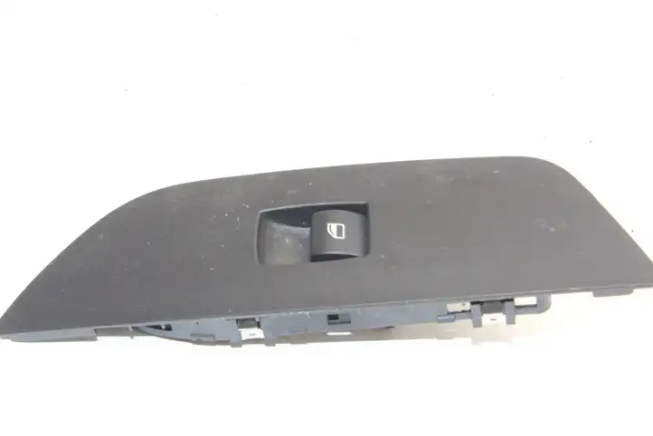 BMW X1 E84 (2009 - 2015) 6935534 Кнопка фаркопа в багажнике — фото 2