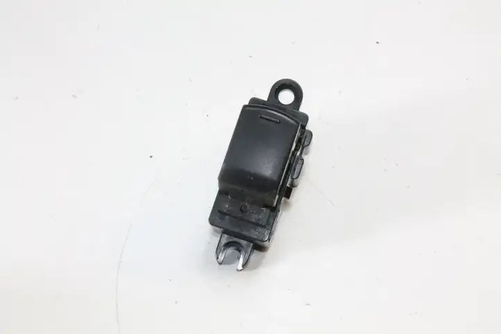 Nissan Qashqai (2010 - 2013) 25411BR00A Кнопка фаркопа в багажнике — фото 1
