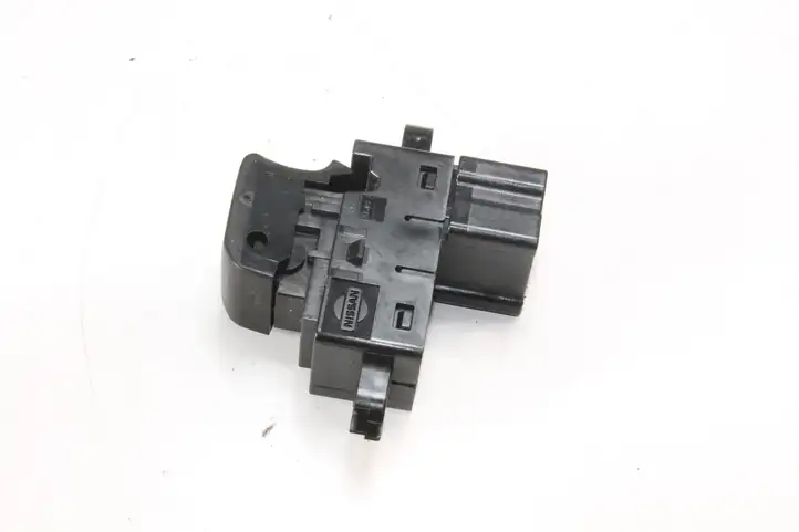 Nissan Qashqai (2010 - 2013) 25411BR00A Кнопка фаркопа в багажнике — фото 2