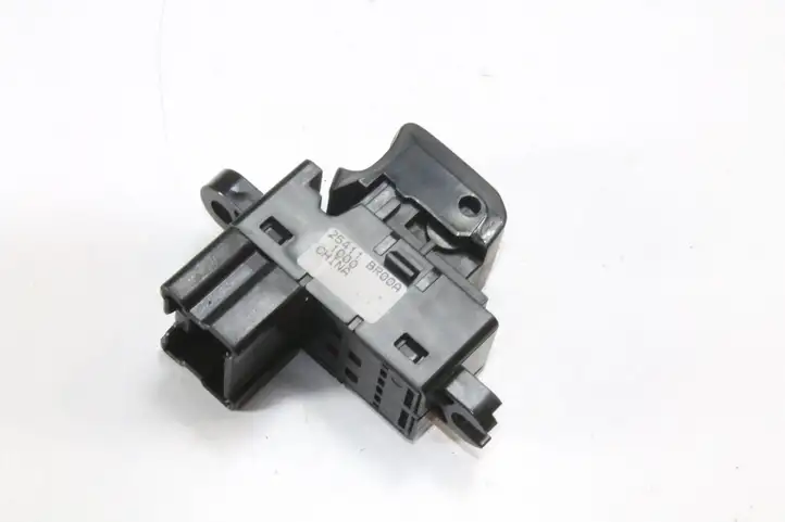 Nissan Qashqai (2010 - 2013) 25411BR00A Кнопка фаркопа в багажнике — фото 3