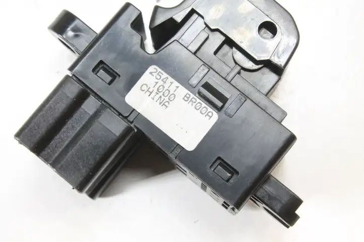 Nissan Qashqai (2010 - 2013) 25411BR00A Кнопка фаркопа в багажнике — фото 4