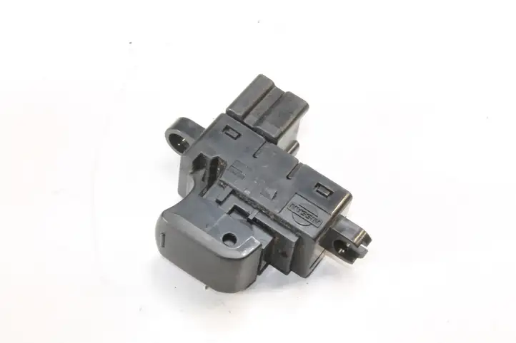 Nissan Qashqai (2010 - 2013) 25411BR00A Кнопка фаркопа в багажнике — фото 2