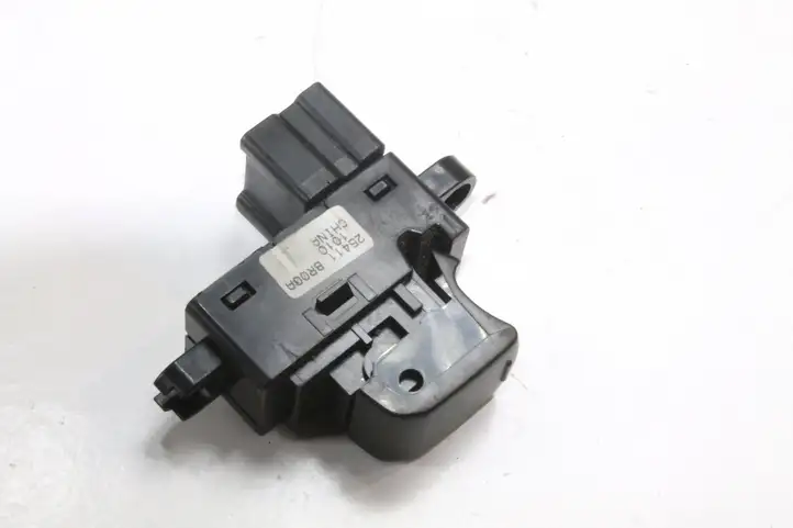 Nissan Qashqai (2010 - 2013) 25411BR00A Кнопка фаркопа в багажнике — фото 3
