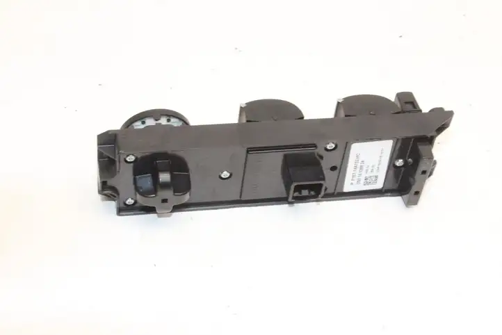 Ford Focus Grand C-MAX (2010 - 2019) F1ET14A132HC Кнопка фаркопа в багажнике — фото 5