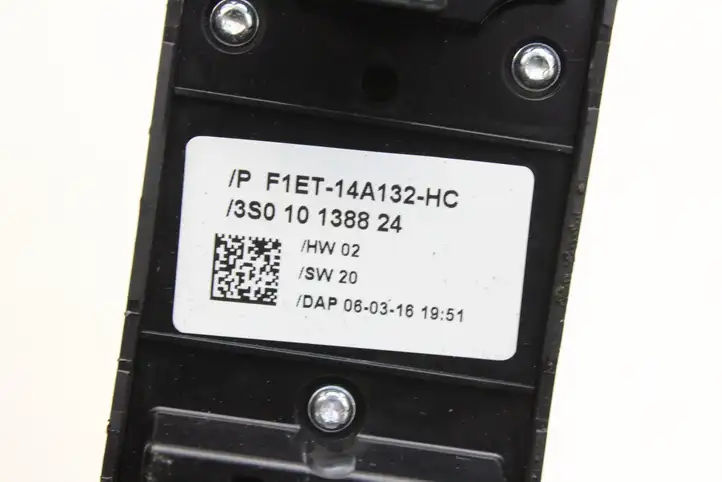 Ford Focus Grand C-MAX (2010 - 2019) F1ET14A132HC Кнопка фаркопа в багажнике — фото 6