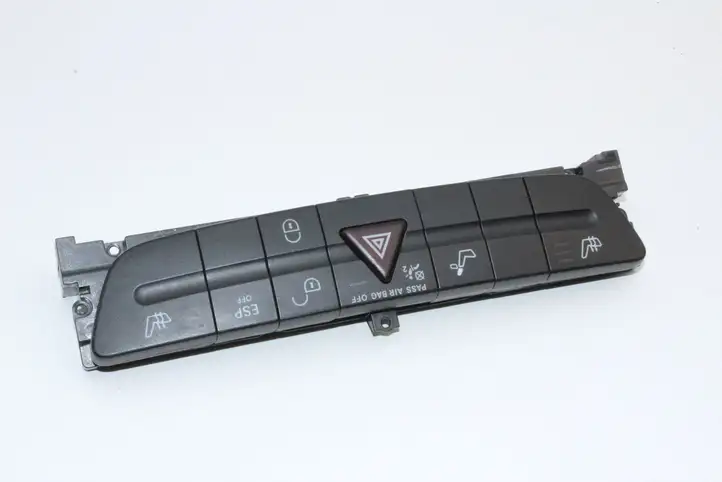 Mercedes-Benz CLS C219 (2003 - 2011) 2118210981 Кнопка фаркопа в багажнике — фото 2
