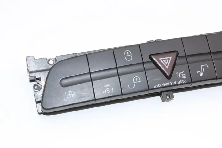 Mercedes-Benz CLS C219 (2003 - 2011) 2118210981 Кнопка фаркопа в багажнике — фото 3