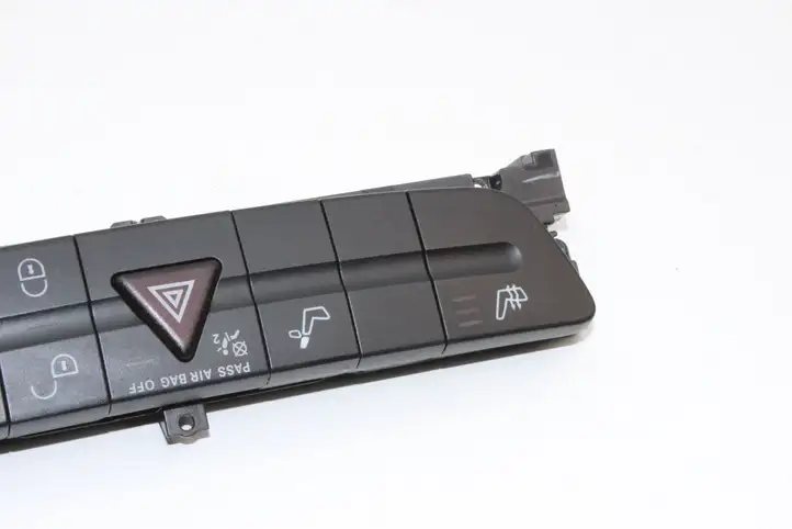 Mercedes-Benz CLS C219 (2003 - 2011) 2118210981 Кнопка фаркопа в багажнике — фото 4