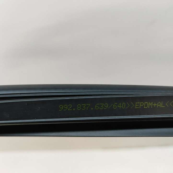 Porsche 911 992 (2019 - )  992837639 Уплотнительная резина передней двери (на дверях)