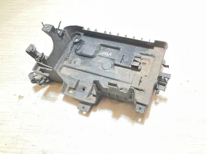 Opel Corsa D (2010 - 2014) 13235642 Площадка аккумулятора — фото 1