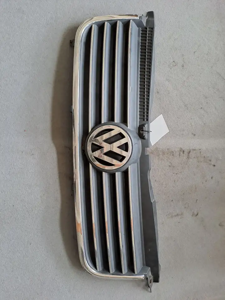 Volkswagen PASSAT B5.5 (2001 - 2005) 3B0853651L Верхняя решетка радиатора — фото 1
