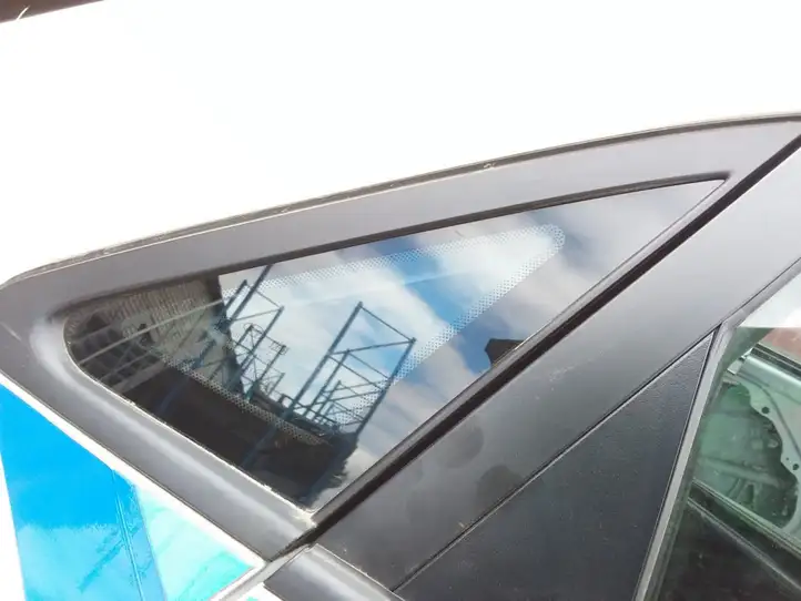 Hyundai i30 (2015 - 2017) Заднее боковое стекло — фото 1