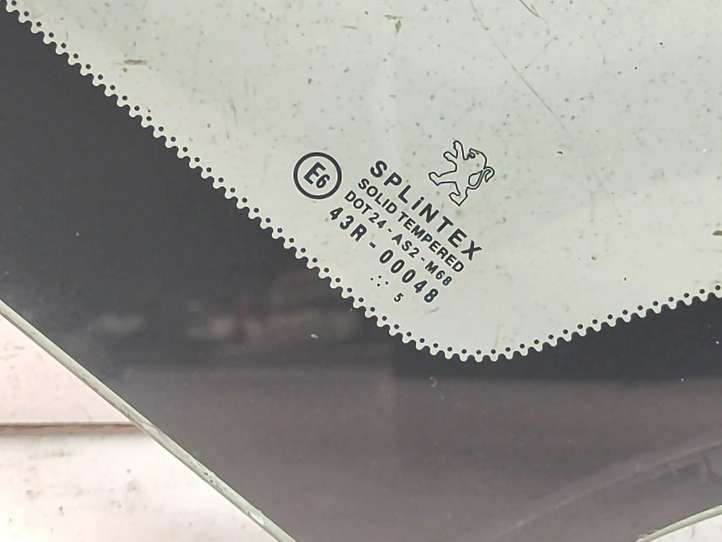 Peugeot 1007 (2005 - 2009)  43R00048 Треугольное стекло в передней части кузова