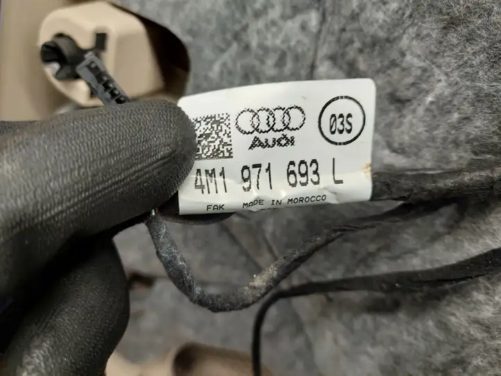 Audi Q7 4M (2015 - ) 4M0868067B Обшивка задней двери — фото 2