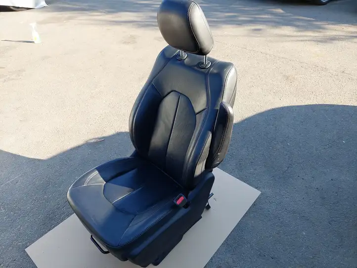 Chrysler Pacifica (2016 - ) 5RT20DX9AB Переднее сиденье пассажира — фото 5