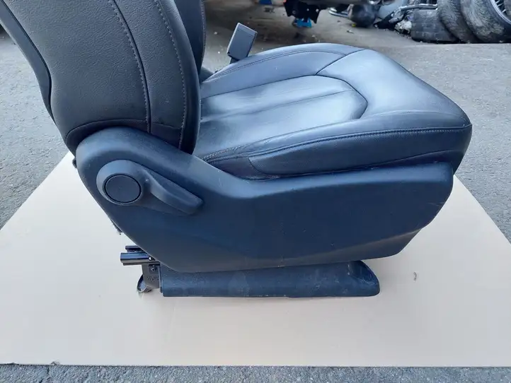 Chrysler Pacifica (2016 - ) 5RT20DX9AB Переднее сиденье пассажира — фото 14