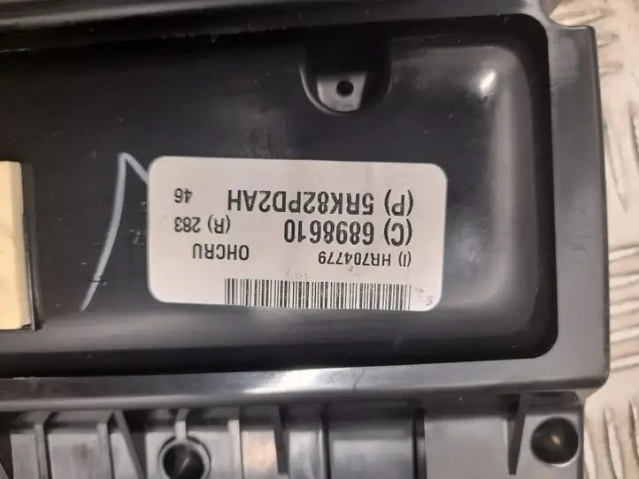 Chrysler Pacifica (2016 - ) 5RK82PD2AH Передняя подсветка — фото 3