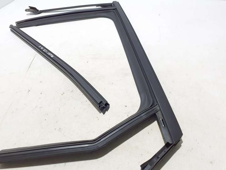Renault Austral (2023 - )  823312168R Уплотнительная резина на задних дверях