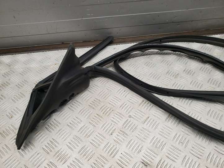 Audi S5 8T (2007 - 2011)  8F0837911 Уплотнительная резина передней двери (на дверях)