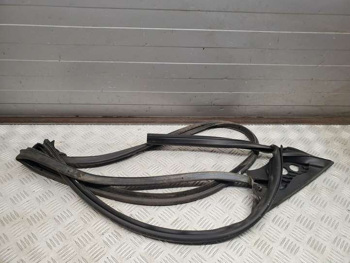 Audi S5 8T (2007 - 2011)  8F0837912 Уплотнительная резина передней двери (на дверях)