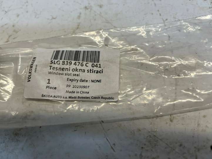 Skoda Enyaq iV (2020 - )  5L6839476C Отделка стекла двери