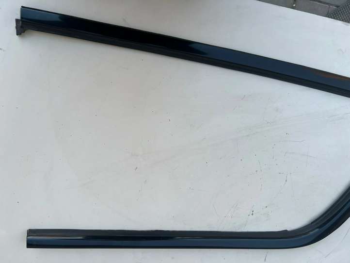 Chrysler Pacifica (2016 - )  68227297AD Отделка заднего бокового стекла
