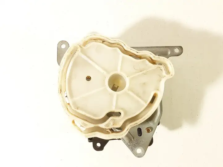 Toyota Corolla E120 E130 (2000 - 2004) AE0637008610 Двигатель задвижки потока воздуха — фото 4