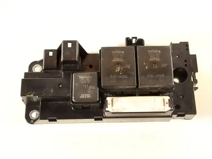 Toyota Auris E180 (2012 - 2018) 63583507 Блок монтирования реле — фото 1