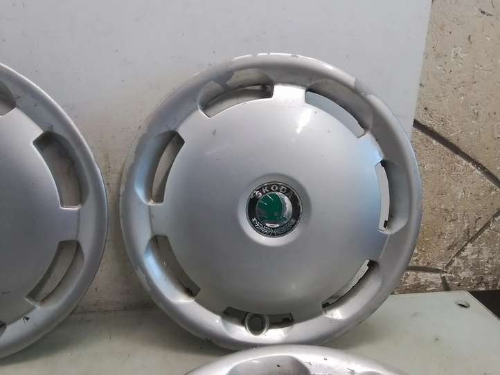 Skoda Octavia Mk1 (1U) (1996 - 2004)  1U0601147C Колпак (колпаки колес) R 15