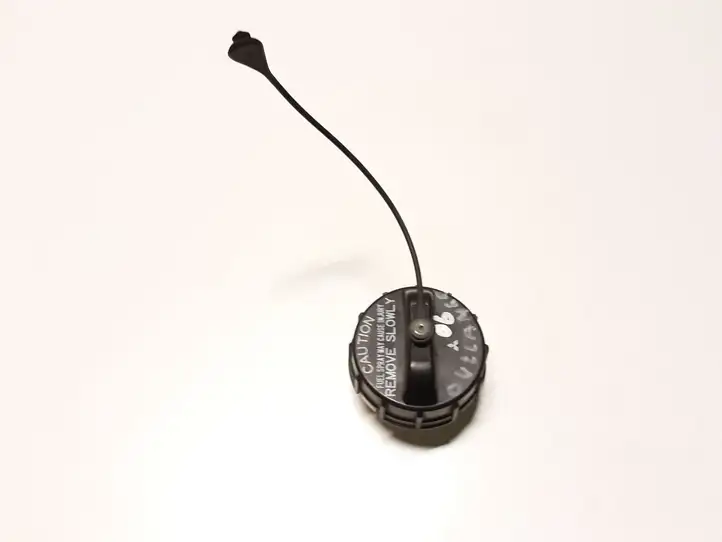 Mitsubishi Outlander (2001 - 2007) Крышка топливного бака — фото 2