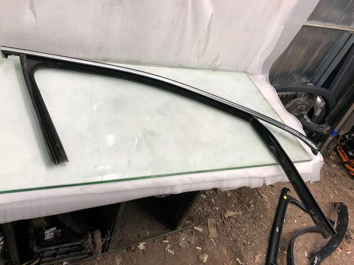 Mercedes-Benz EQA (2021 - )  A2477254200 Уплотнительная резина стекла передней двери