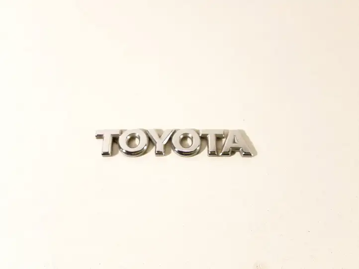 Toyota Corolla E120 E130 (2000 - 2004) Эмблема производителя — фото 1