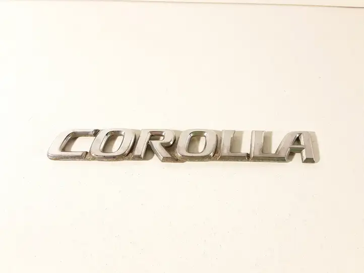 Toyota Corolla E120 E130 (2000 - 2004) Эмблема производителя — фото 1